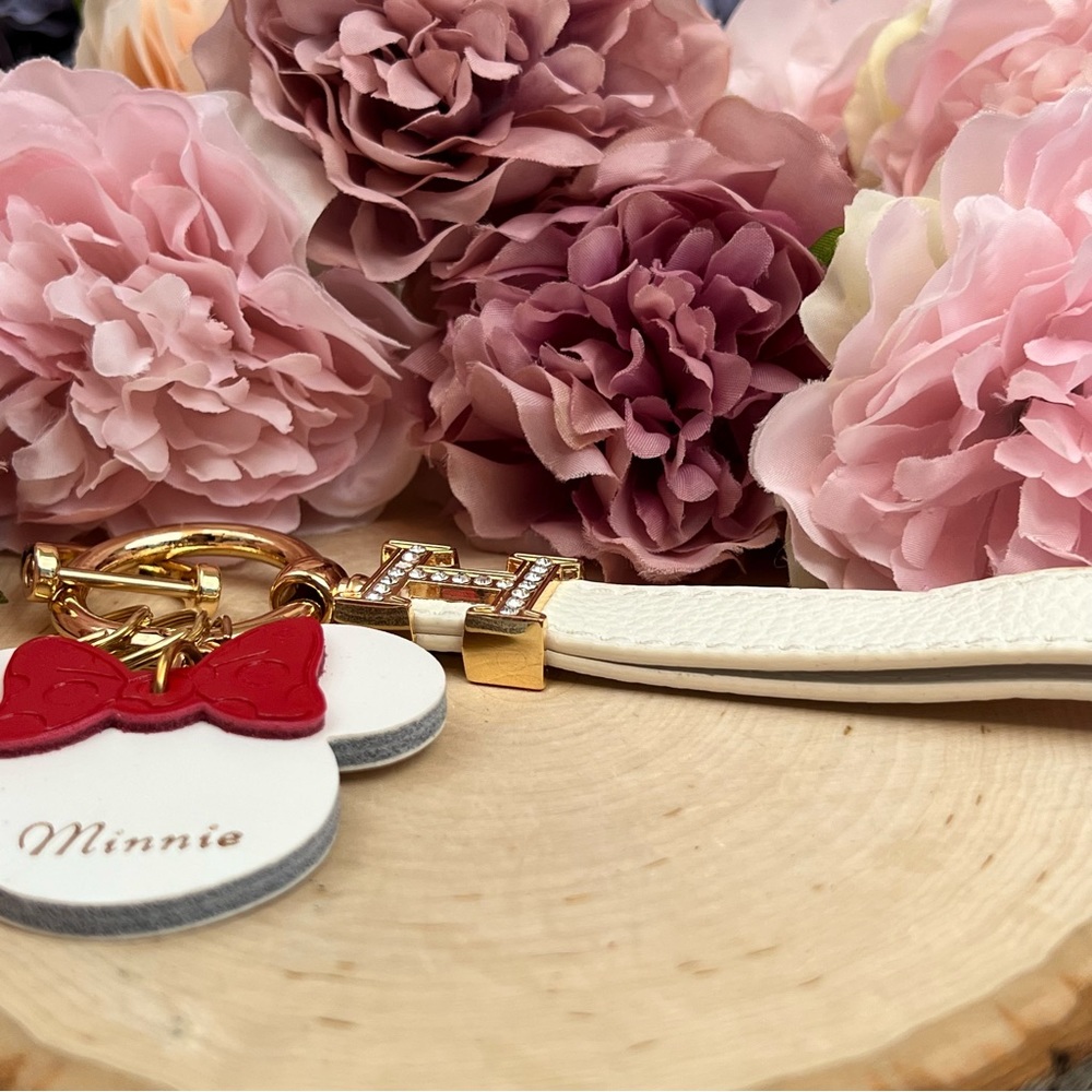 Gorgeous White Leather Minnie Mouse with Wrist Strap Key Fob Keychain - Picture 6 of 16